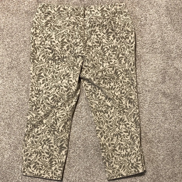 NWOT Christopher & Banks neutral leaf patterned denim capris 4P - Picture 13 of 15